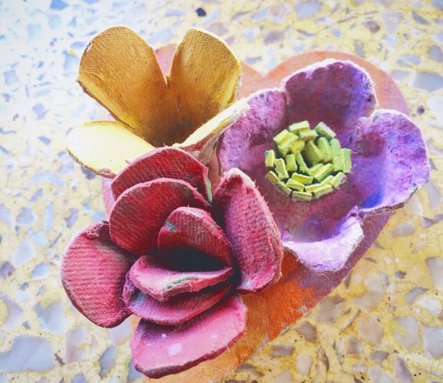 紙の卵パックで工作 第二弾 可愛いお花が作れるよ 図工レシピ Beautiful Sky せんせいあのね