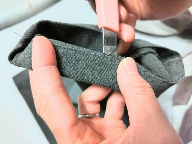 スラックスのお直し。丈出しのやり方・三つ折りをほどく