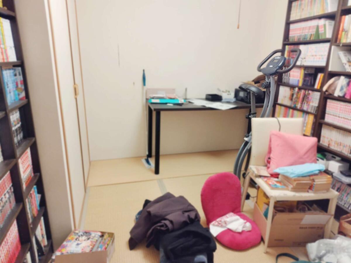 汚部屋に成り果てた和室の片付け。フィットネスバイクをたたんで待機