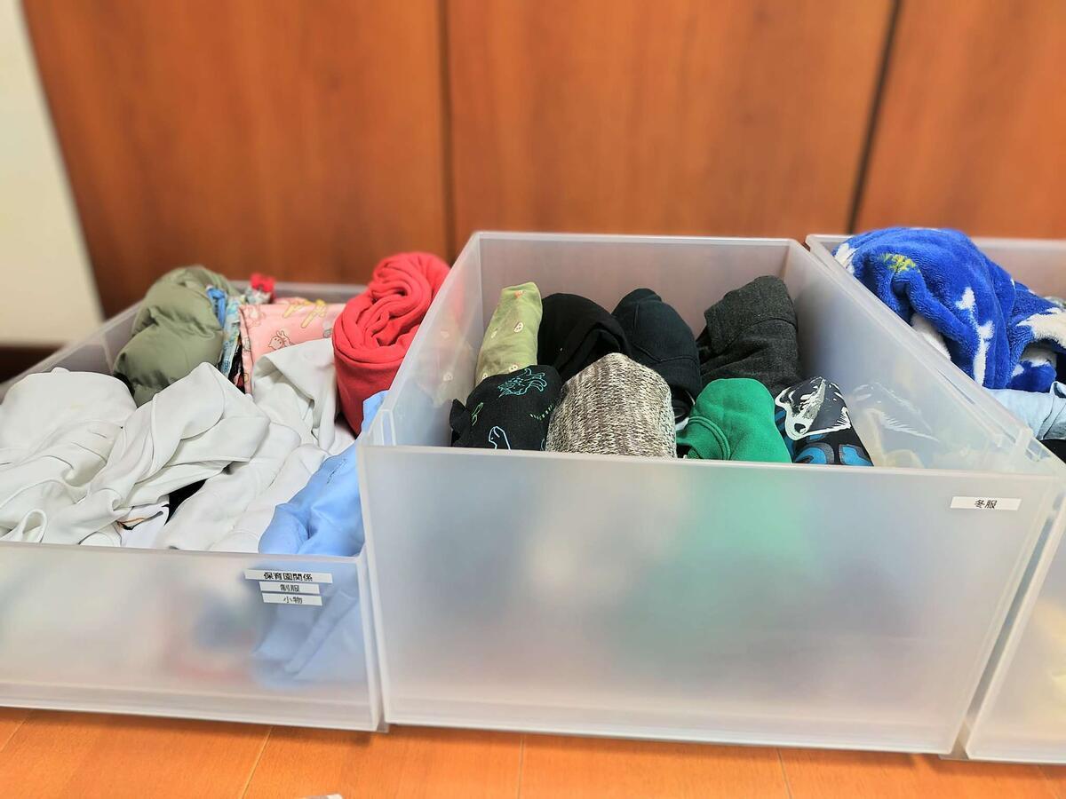 子供服の衣替え、シール貼り