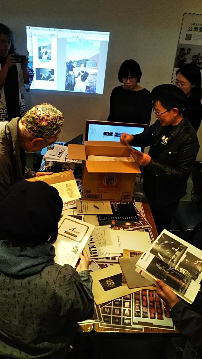 参加者が貴重資料を手に取って眺める