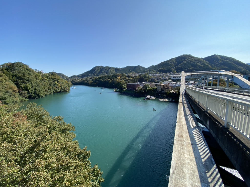 橋から見下ろす相模川の風景