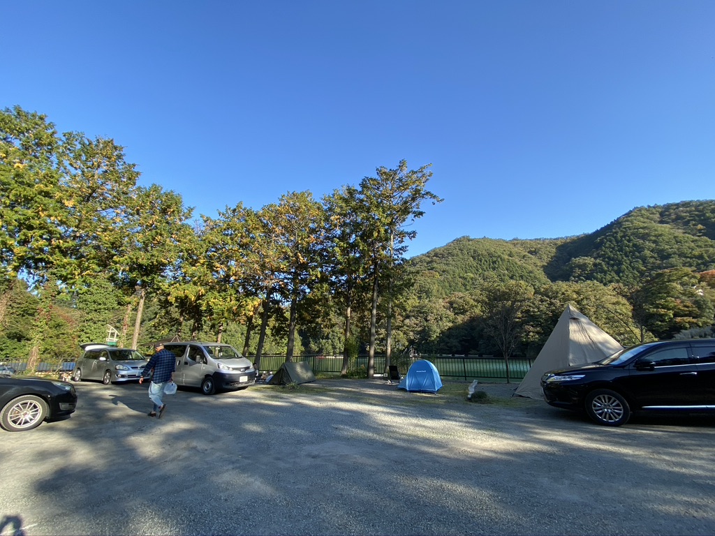 駐車場と湖畔サイト