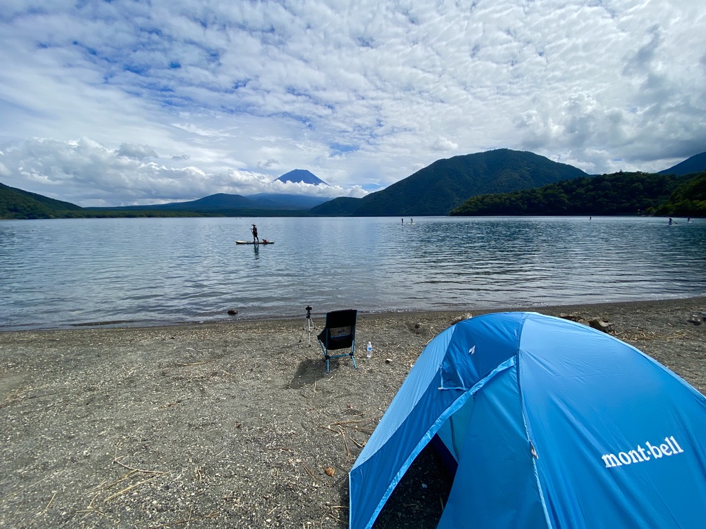 キャンプ地から臨む本栖湖と富士山の絶景