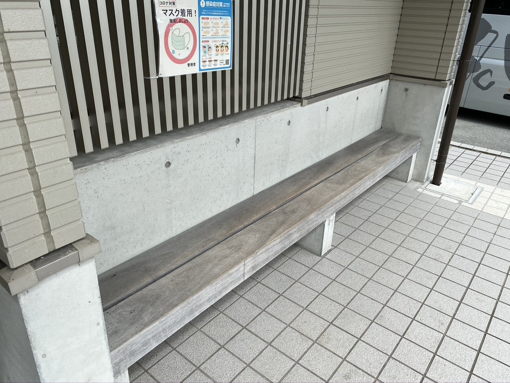 なでしこが寝てたトイレのベンチ