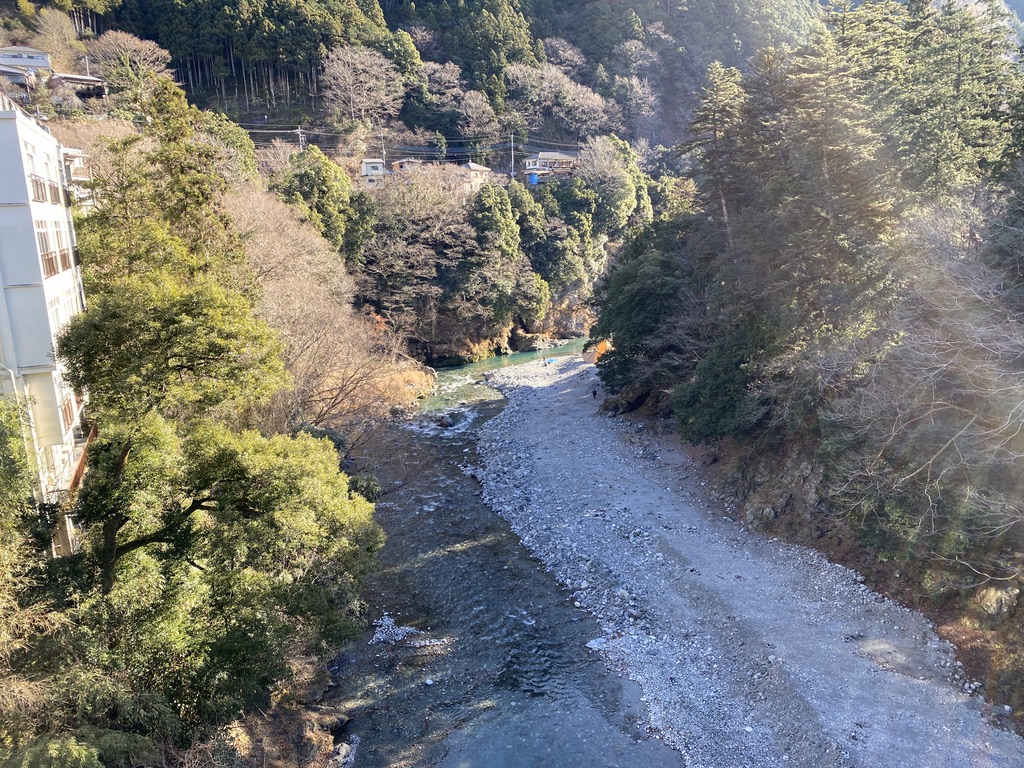 昭和橋から氷川キャンプ場を見下ろす