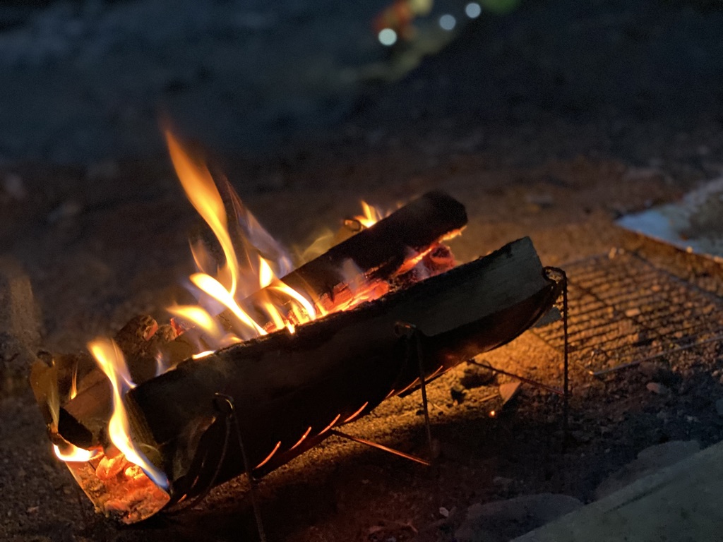 大きな薪を置いた状態