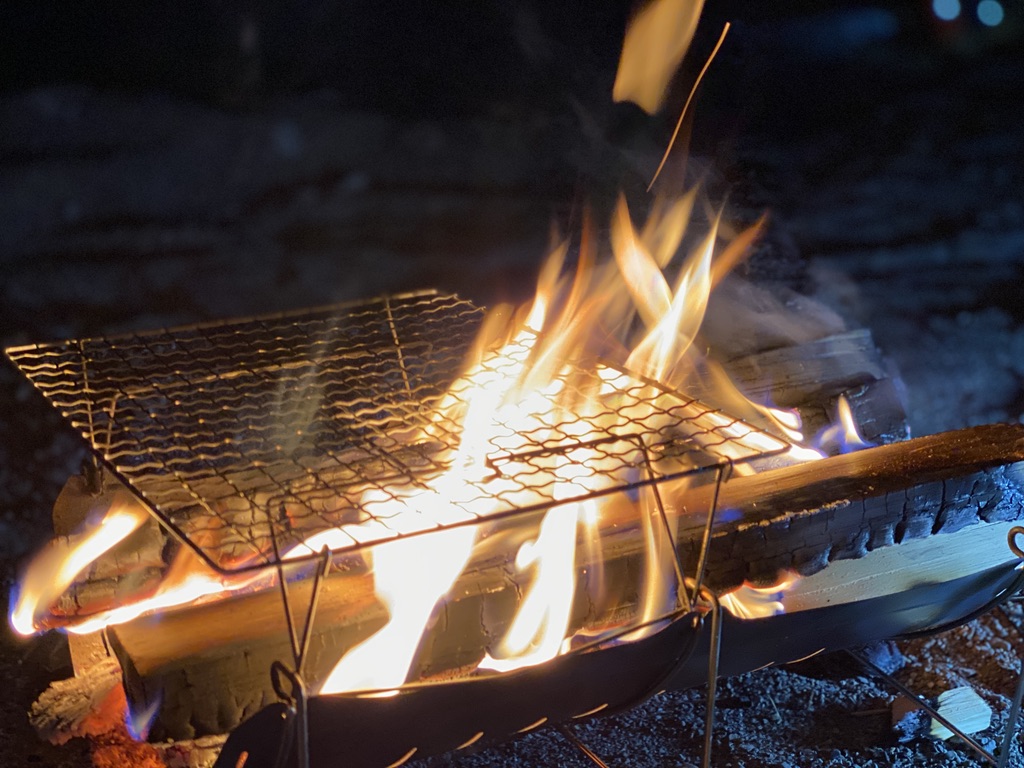 焚き火をしながら料理が可能