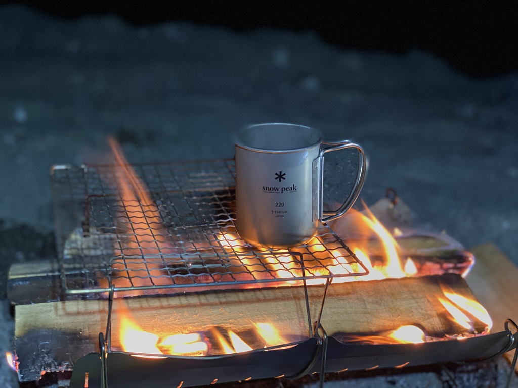 焼き網の上のマグカップ