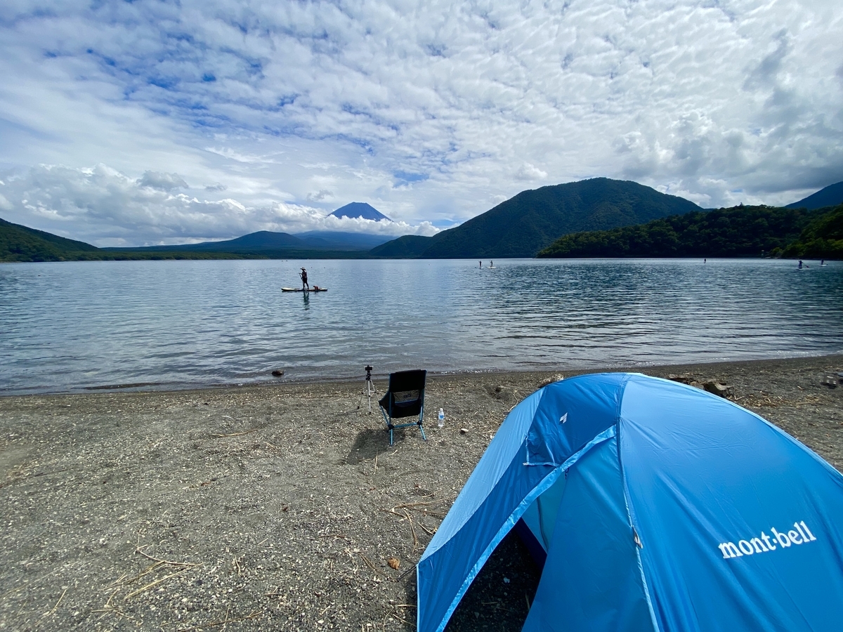 本栖湖と富士山