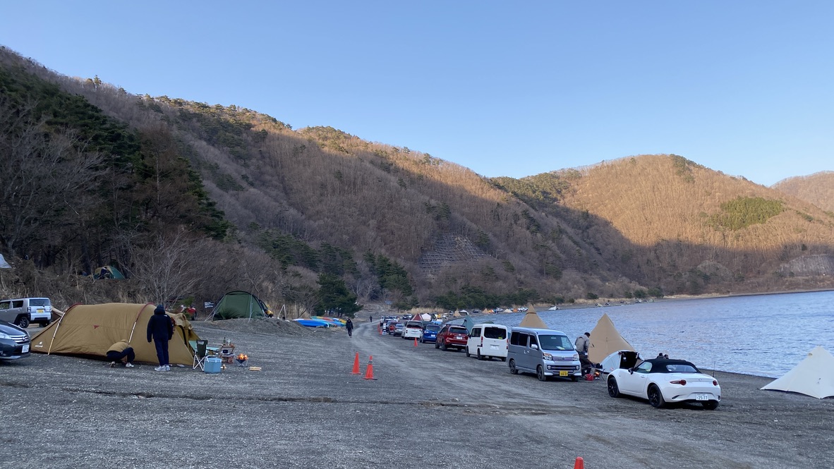 夕方の湖畔サイト