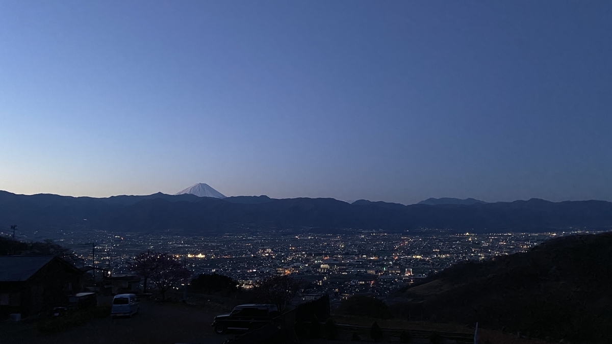 スリーストーンキャンプ場での夜明け