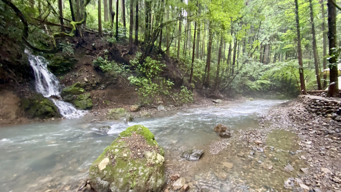 キャンプエリア脇に流れる川