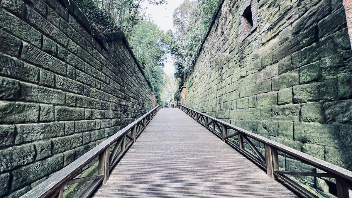 側面がコンクリートで固められた切通し