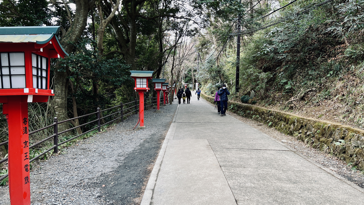 赤い灯篭と遊歩道