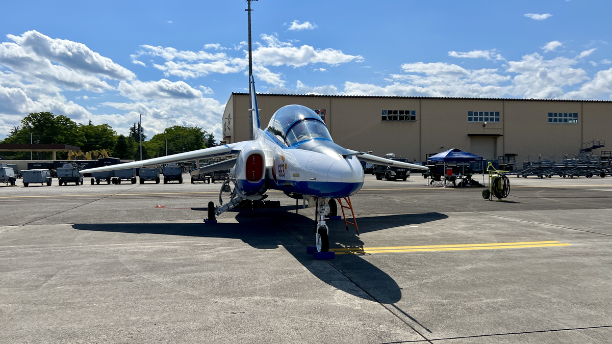 ブルーインパルス仕様の T-4