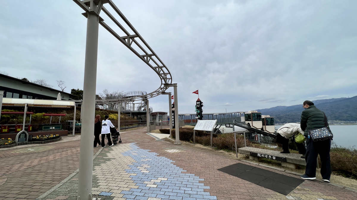股のぞき