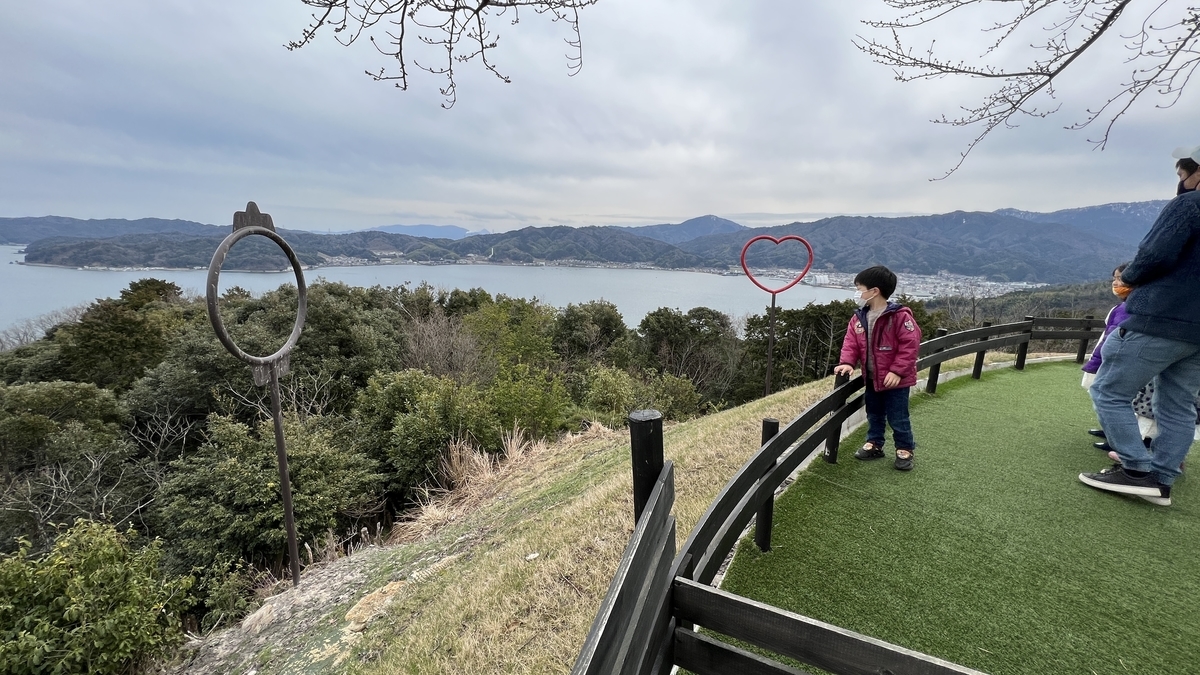 丸い輪とハート型の輪