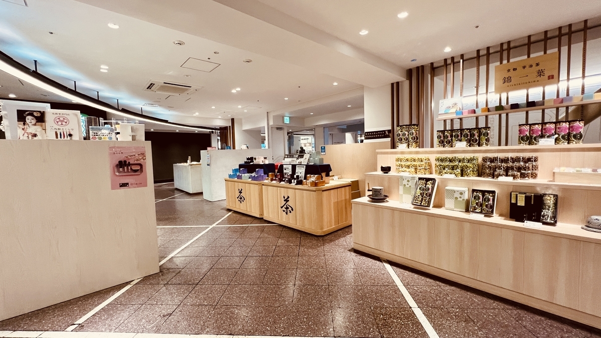 宇治茶や京都銘菓を扱う店舗が並ぶお土産フロアの木目調ディスプレイ