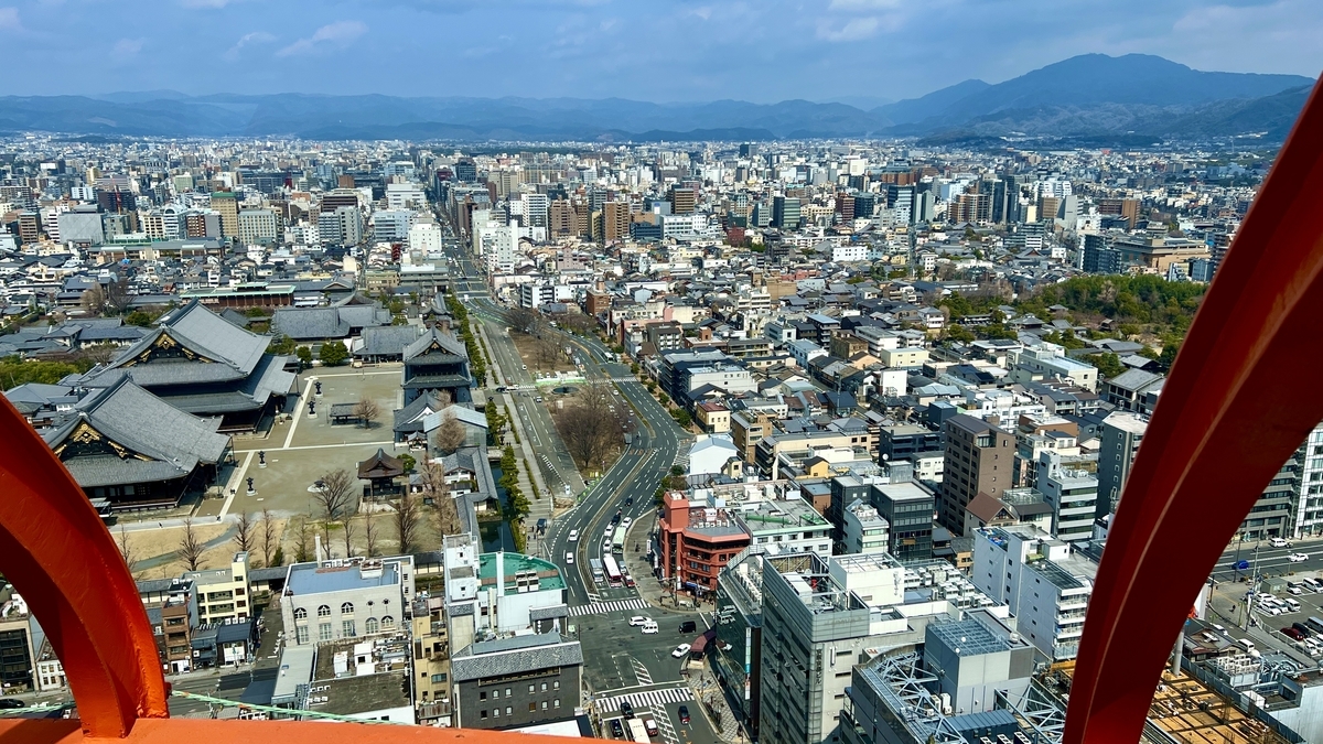 東本願寺の境内とまっすぐ伸びる烏丸通が見える北方面の眺望