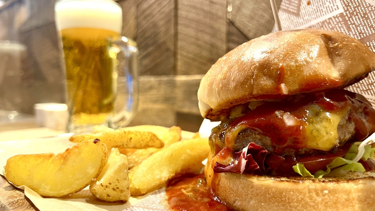 カリカリのポテトと熟成牛チーズバーガーに冷えた生ビールを添えた至福のセット
