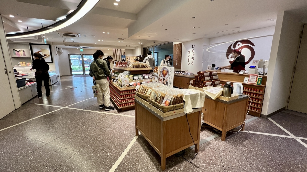 おちゃのこさいさいなど京都の名店が軒を連ねるお土産フロアで買い物を楽しむ来店客