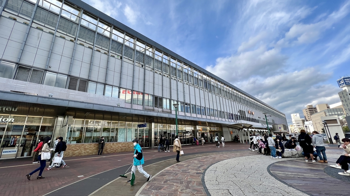 岡山駅舎と駅前の様子