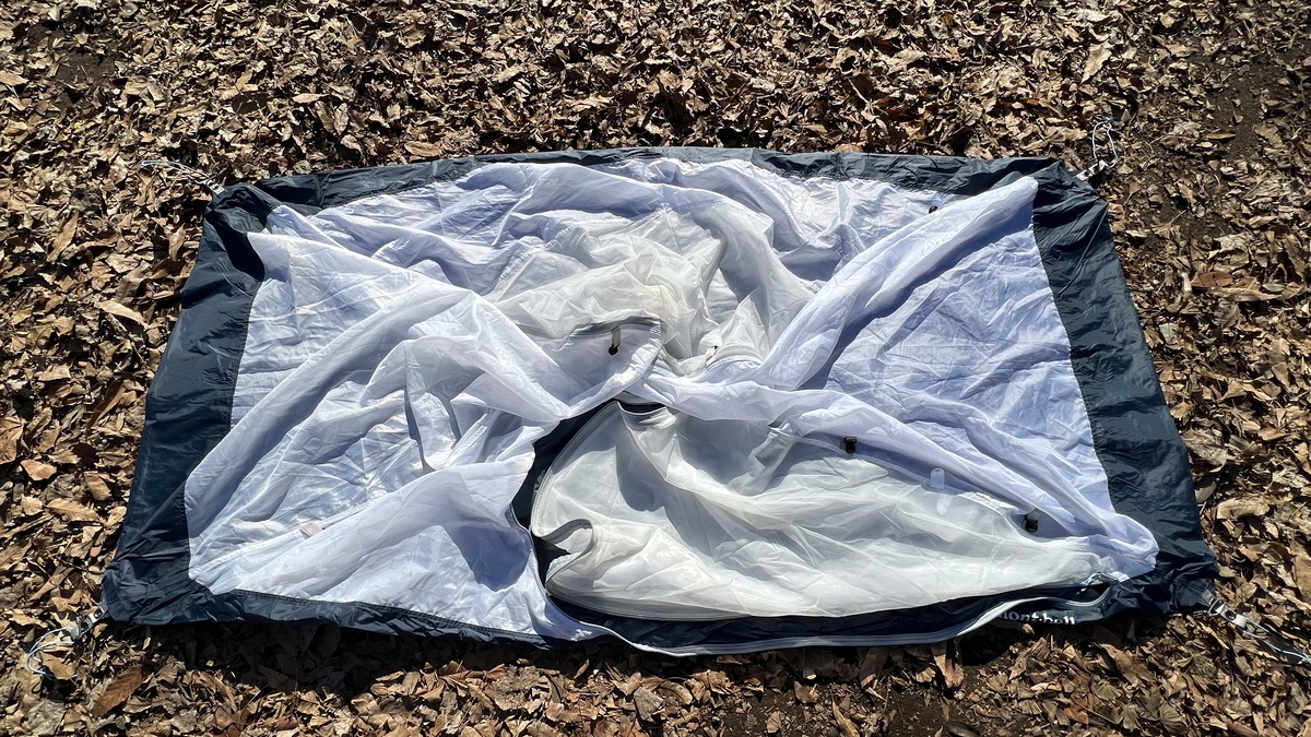 インナーテントをきれいに広げる