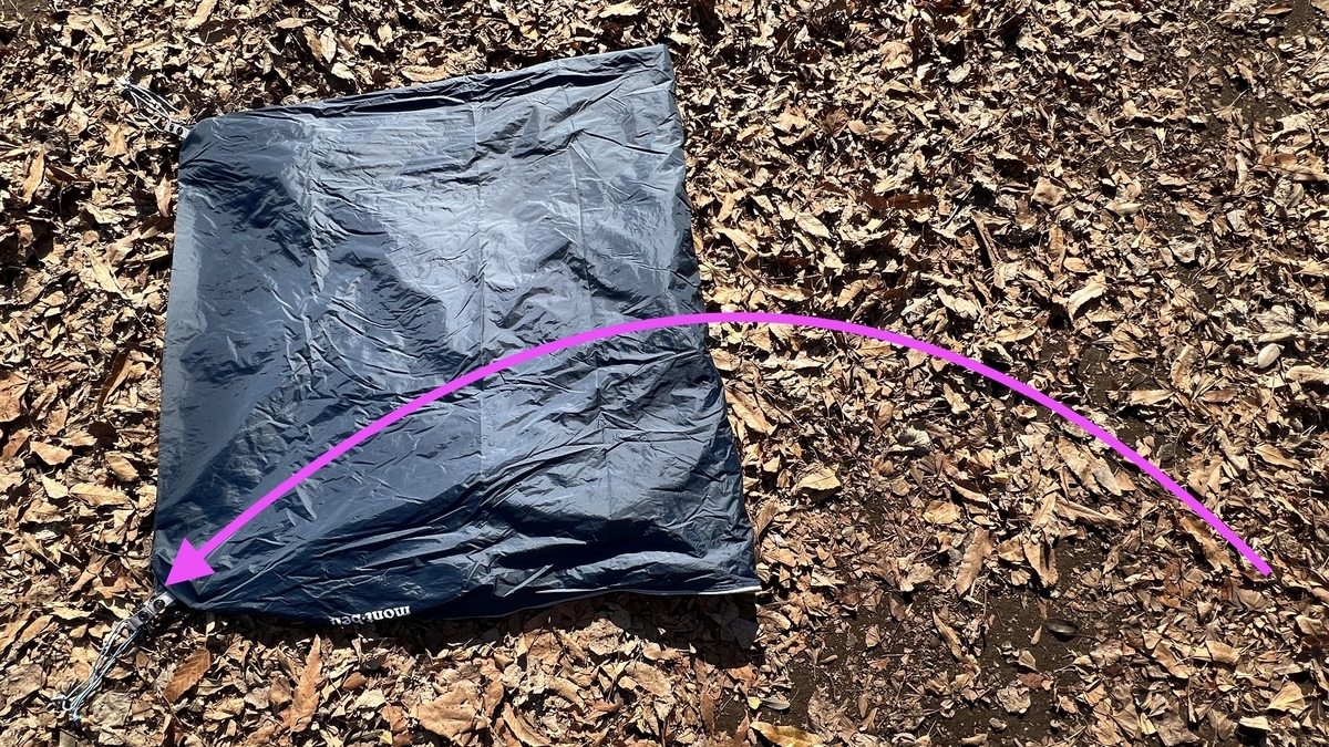 テントを半分にたたむ