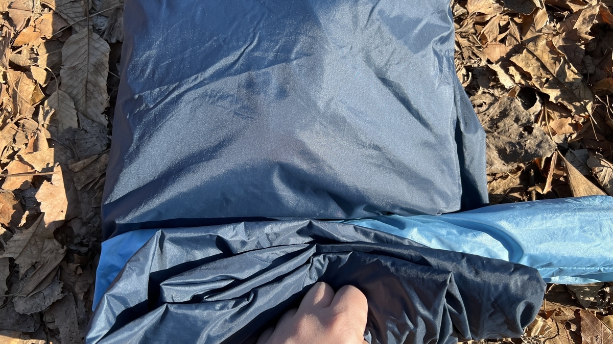 空気を抜きつつ、膨らまないように巻いていく