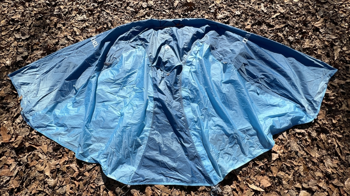 フライシートをきれいに広げる