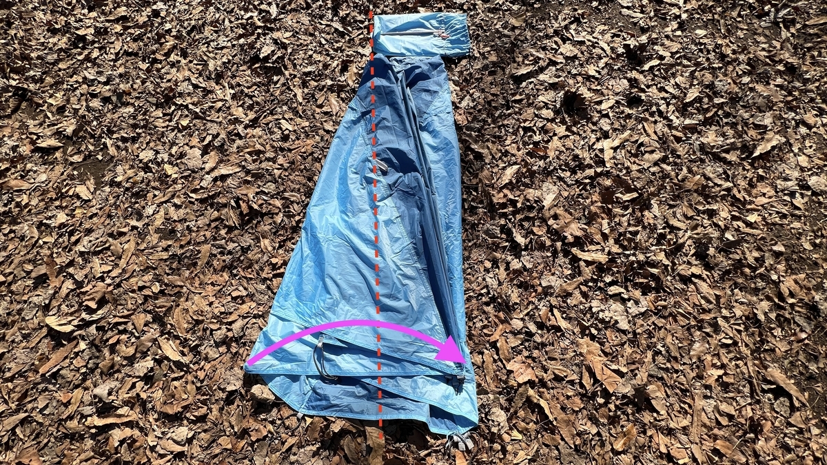 収納袋の底辺とラインが揃うように折りたたむ