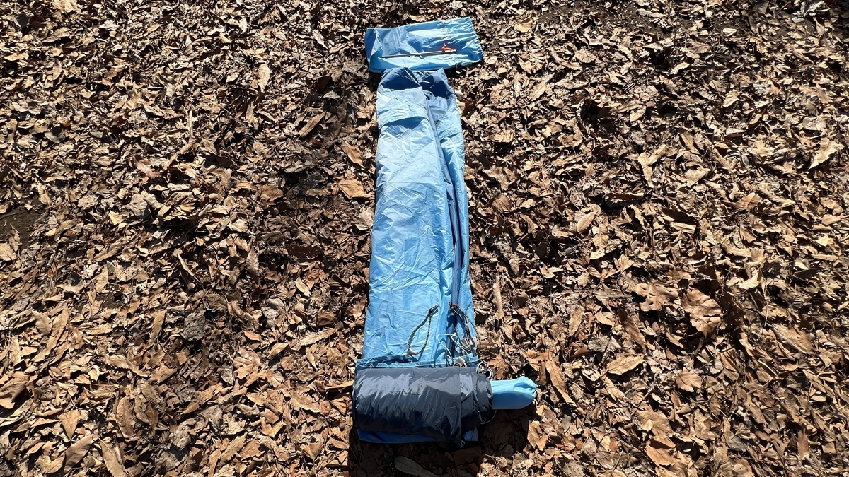 フライシートをポールに巻き付ける