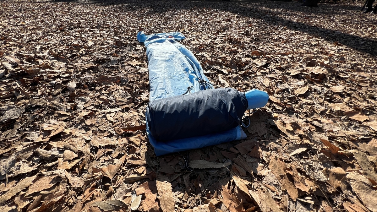 フライシートをポールに巻き付ける