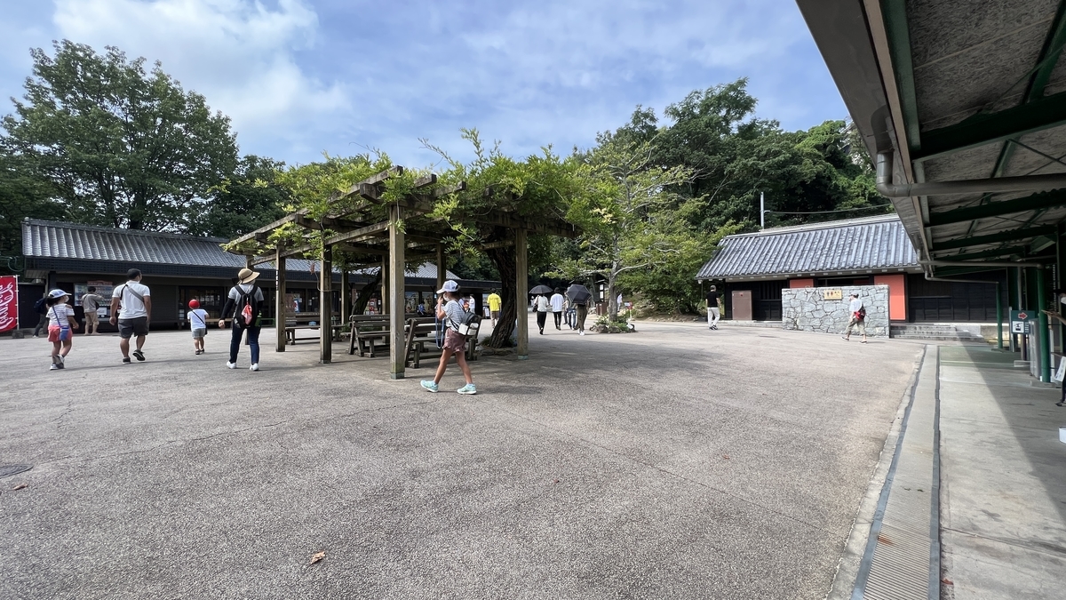 山頂駅前の広場
