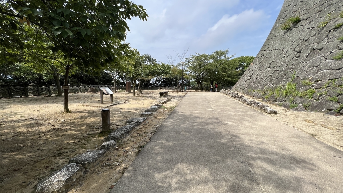 石垣の脇の広場