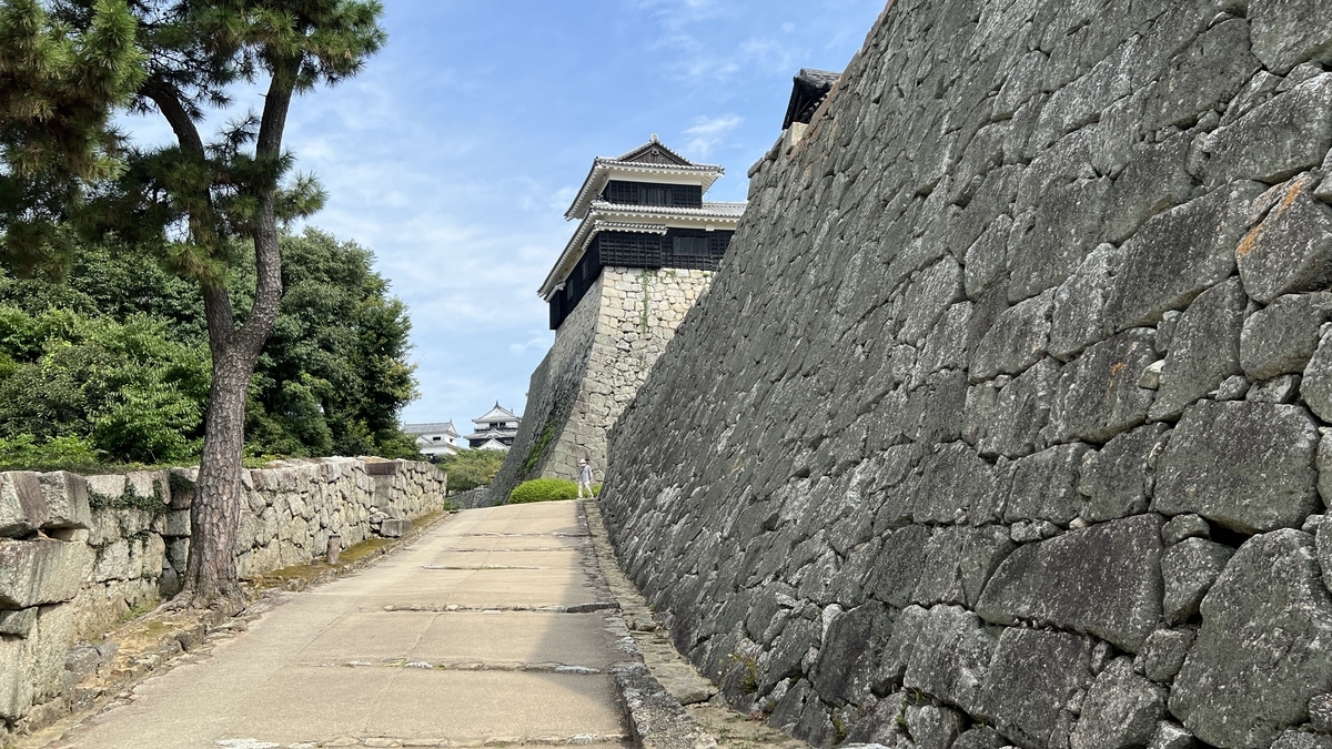 石垣と順路