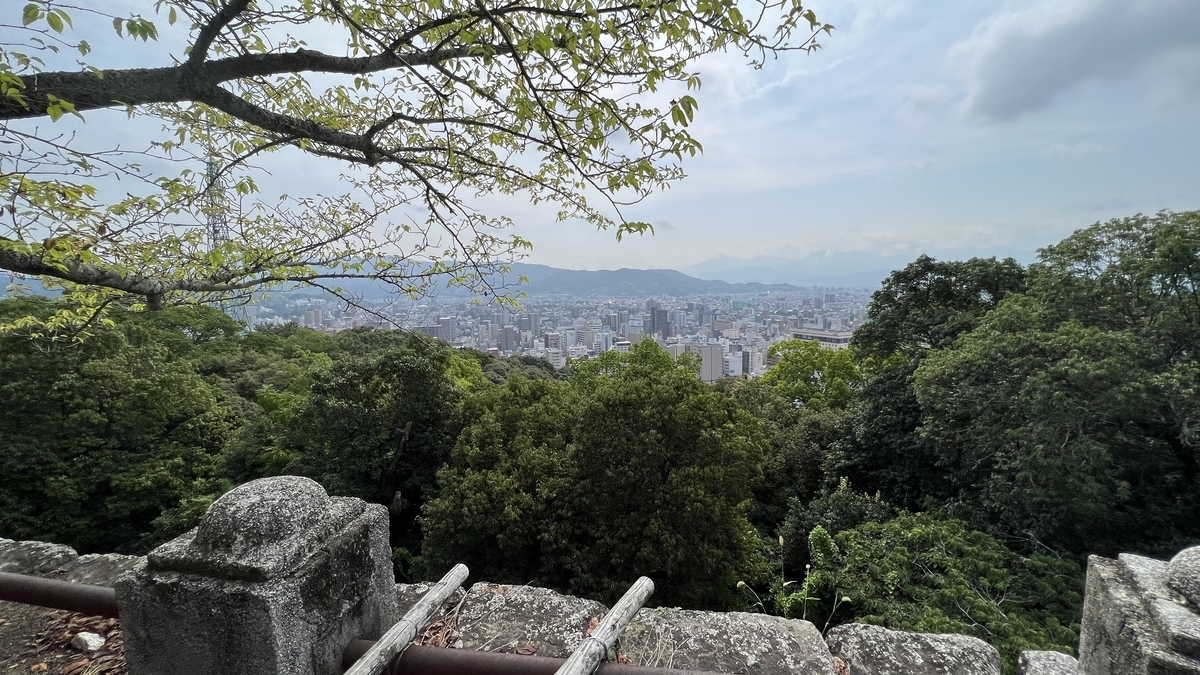 石垣の上から松山市街地を臨む