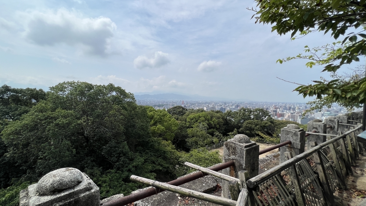 石垣の上から松山市街地を臨む