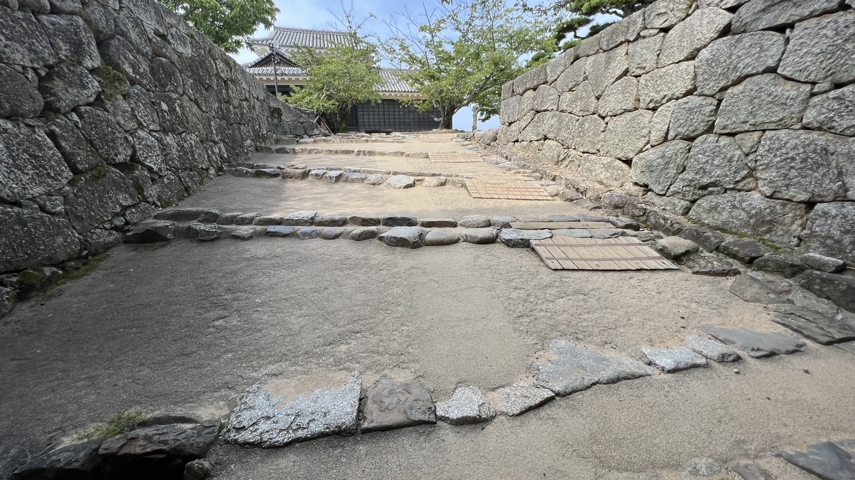 太鼓門をくぐると上り坂