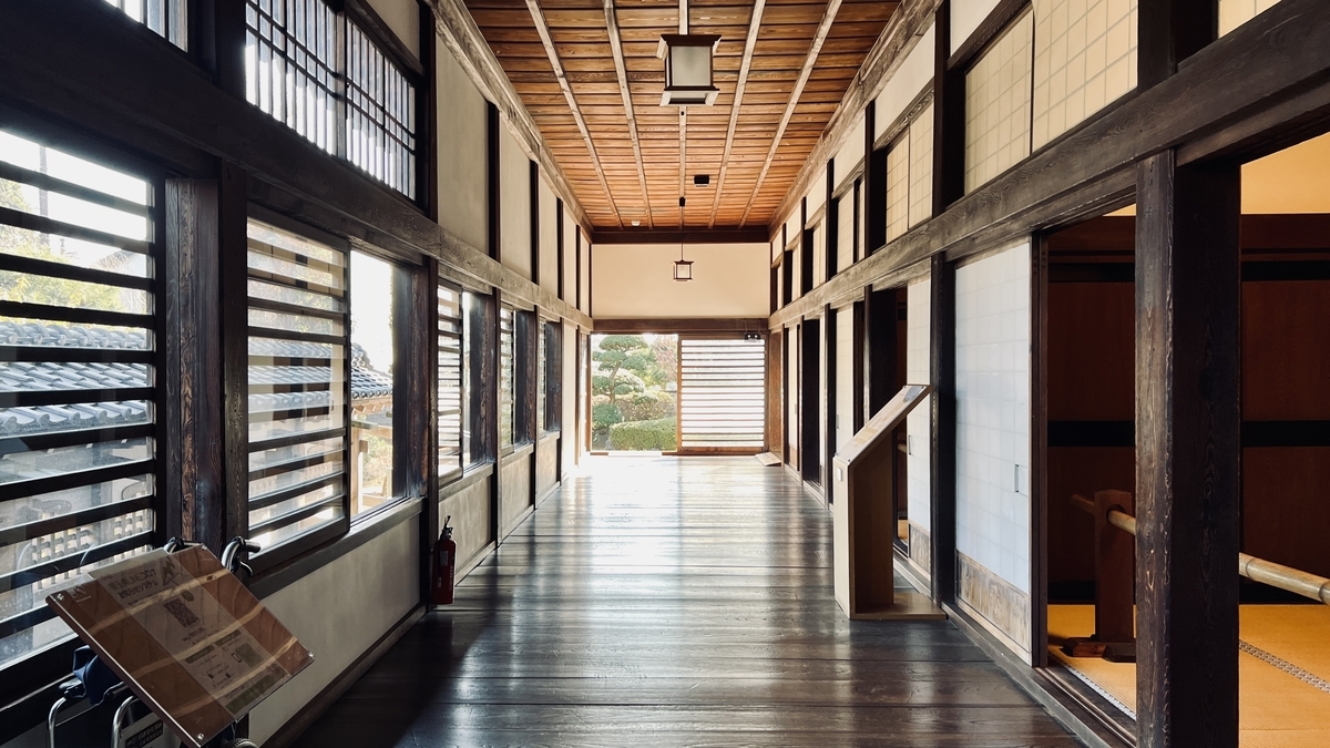 中庭手前の廊下