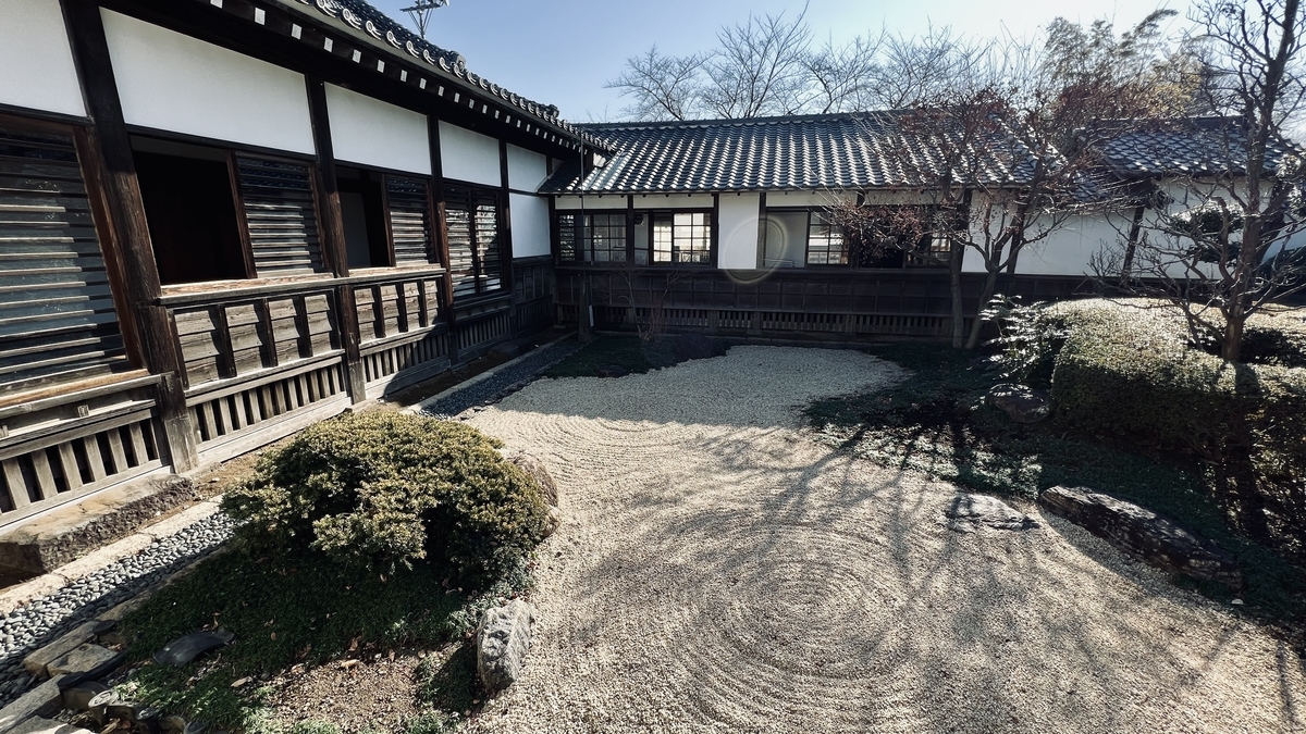 坊主当番詰所と明治棟の間にある中庭