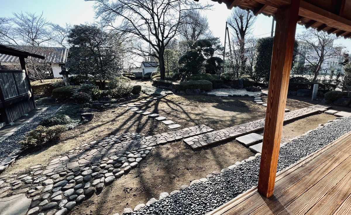 中庭方面の廊下とその景色