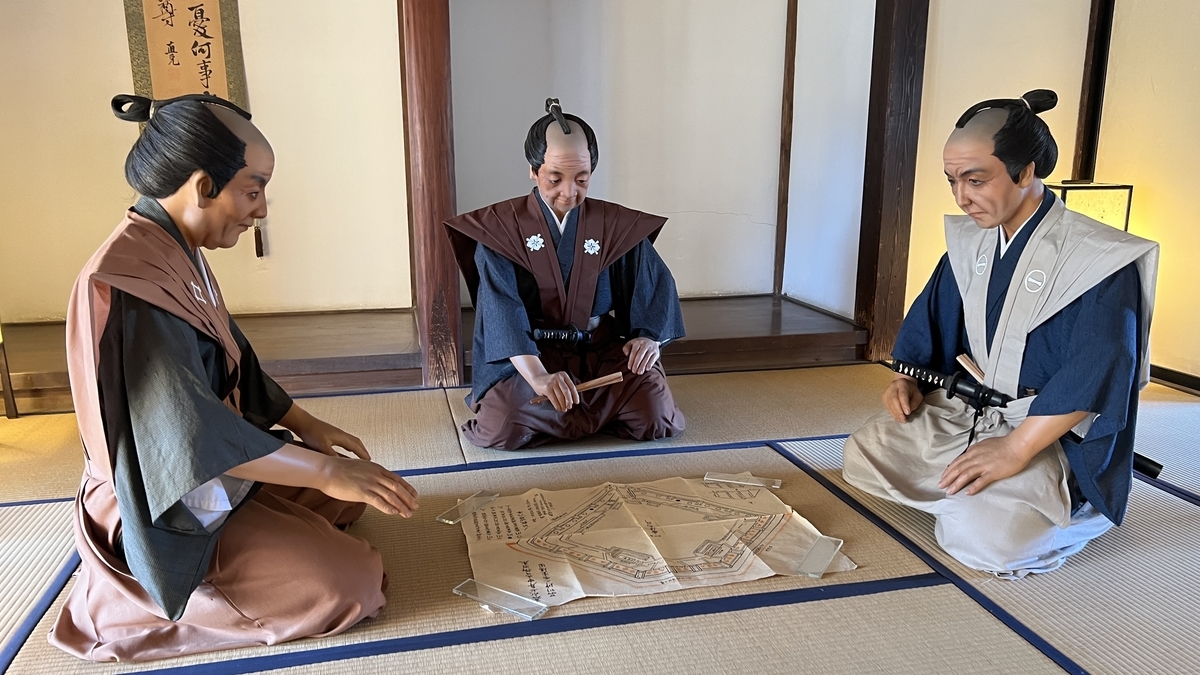 人形たち（正面）