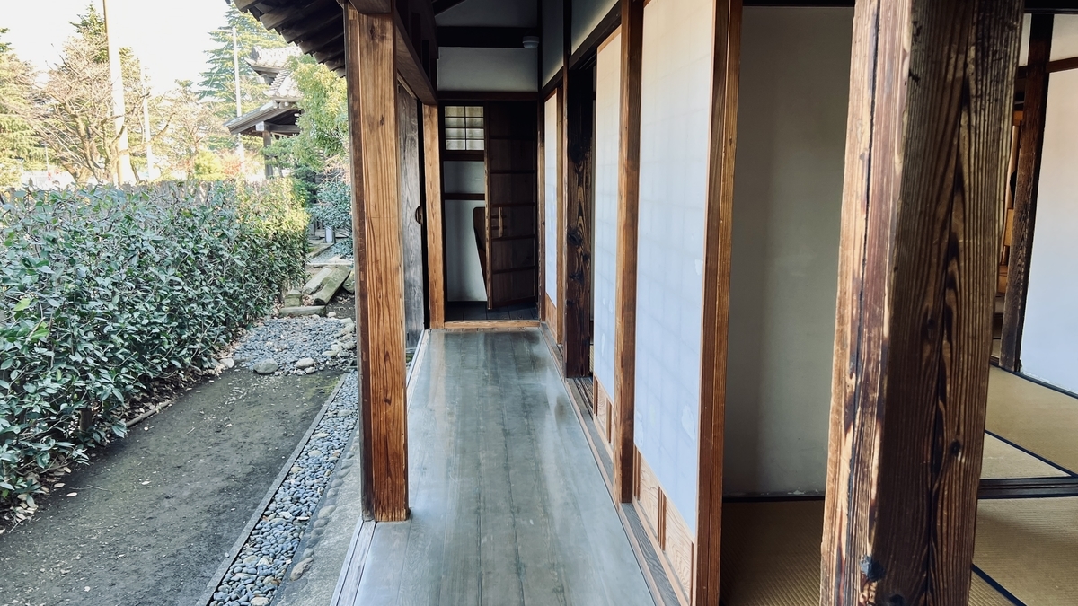 通路の先に便所