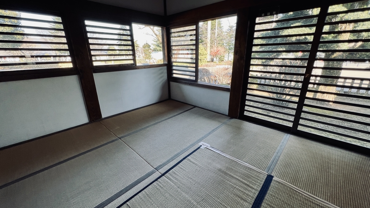 徒詰所は窓が多い