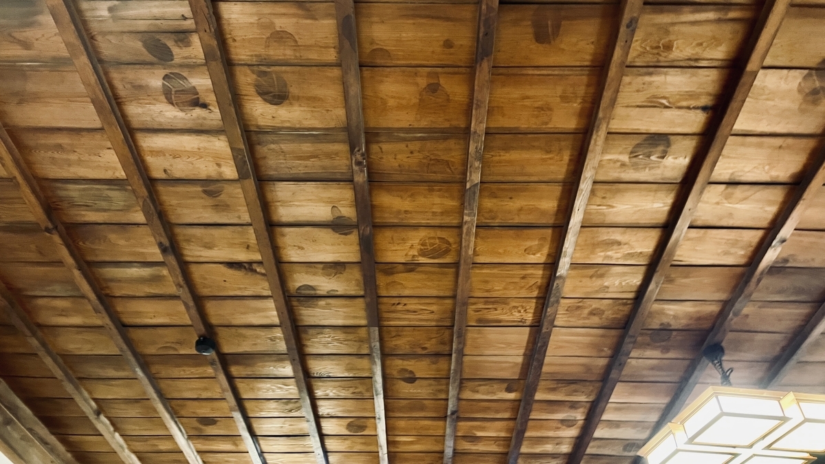 天井にバレーボールの跡