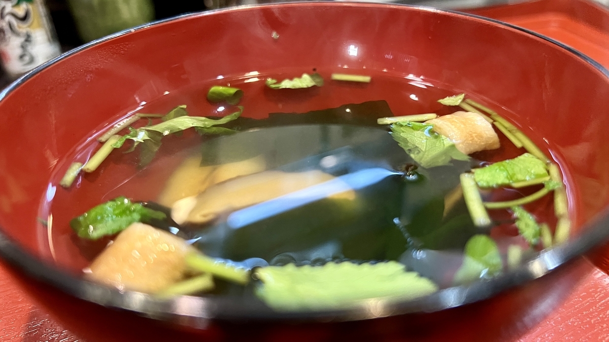 三つ葉とわかめの香りが立つ、あっさりしたお吸い物