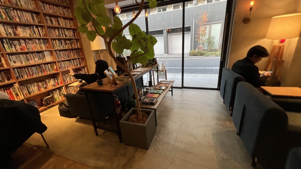 各席にライトが当たるようになっていて本が読みやすい