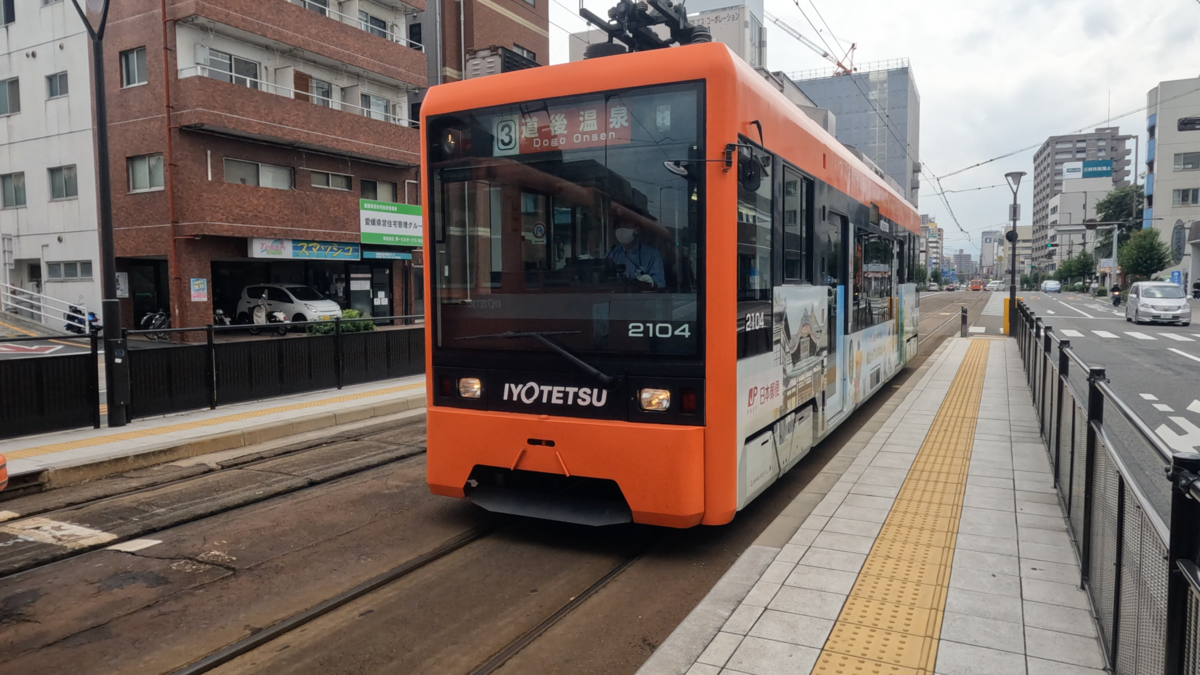 松山市内を走る路面電車